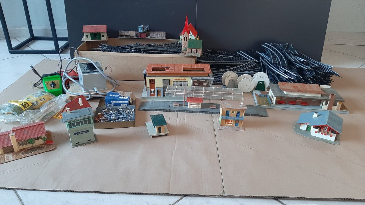 Trein, rails, trafo, huisjes en meer