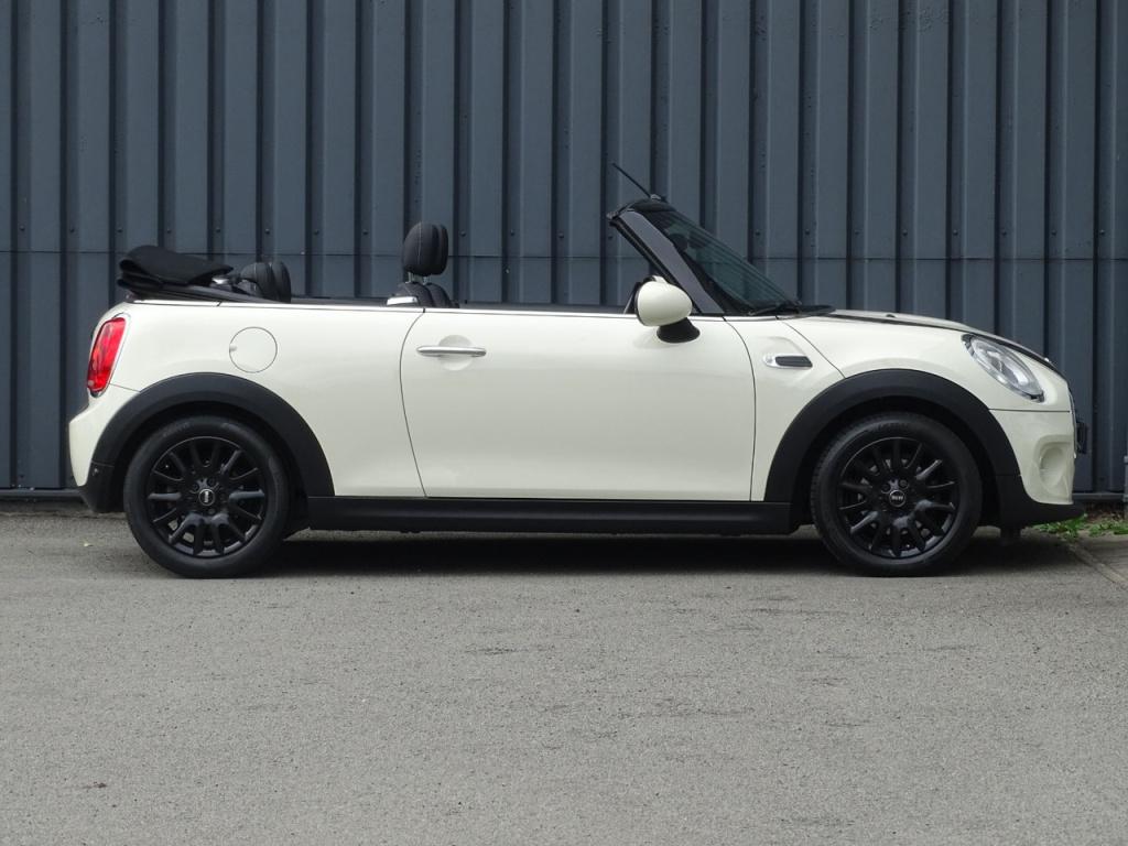 Mini Cooper Cabrio mini 1.5 pepper serious business