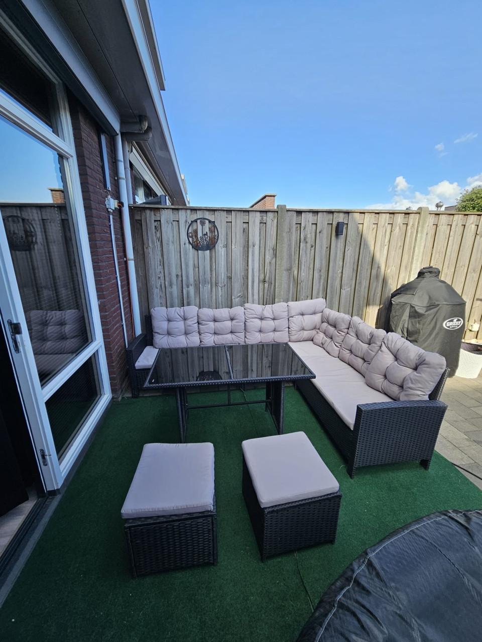 Loungeset met 2 hockers en tafel
