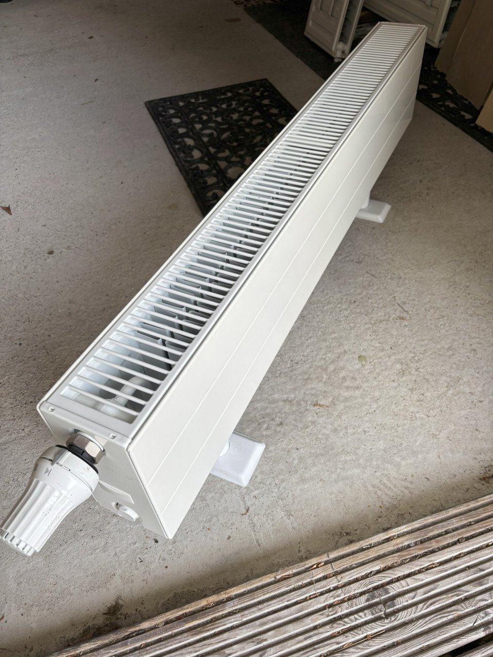 Twee vrijstaande radiatoren met voet