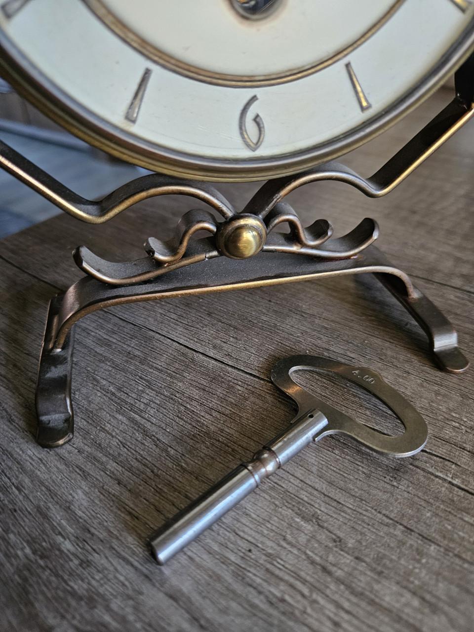 Mooie opwindbare tafelklok/pendule Orfac, jaren 50 messing