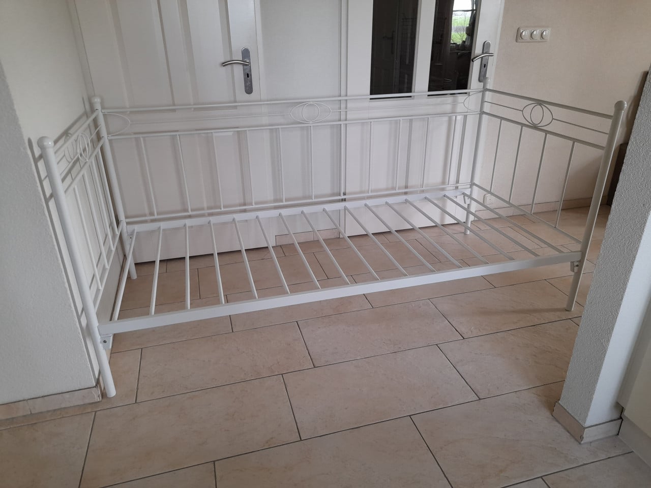 1 Persoons meiden bed  90 x 200 (in goede nette staat )