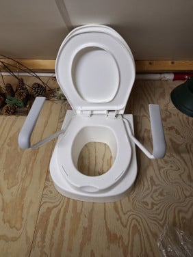 Toiletverhoger met armleuningen