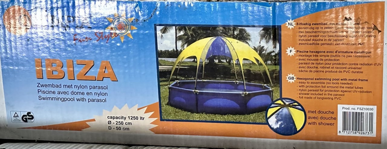 Zwembad met parasol en douche