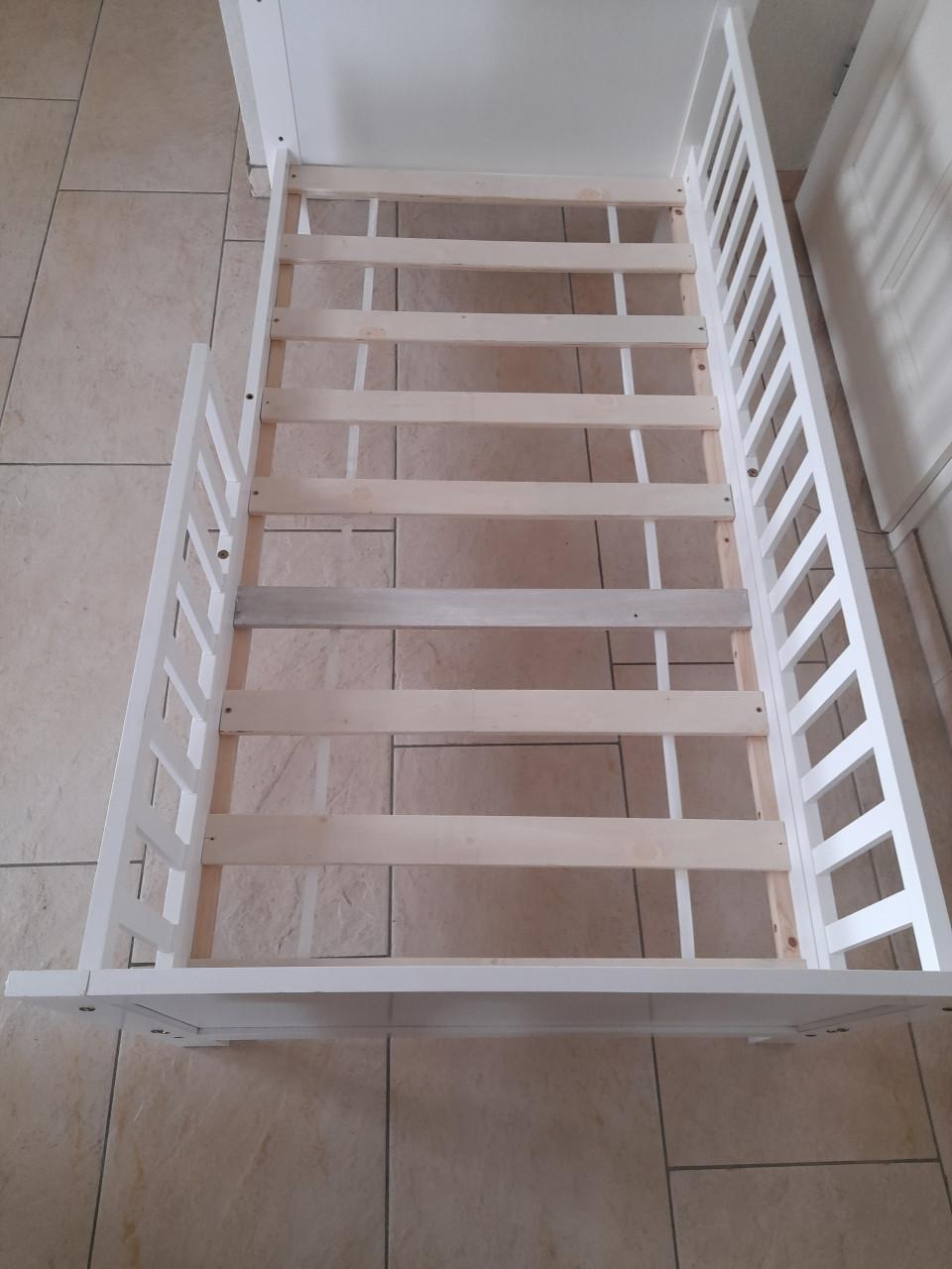 Peuterbed + matras (in goede nette staat)