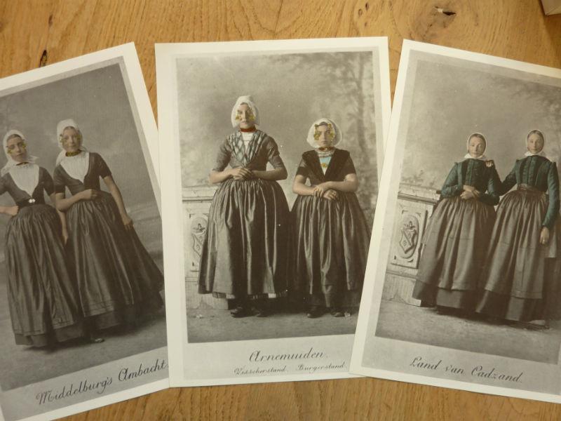 Mapje met 18 kleurprenten (16x23cm) van oude Zeeuwse klederdrachten