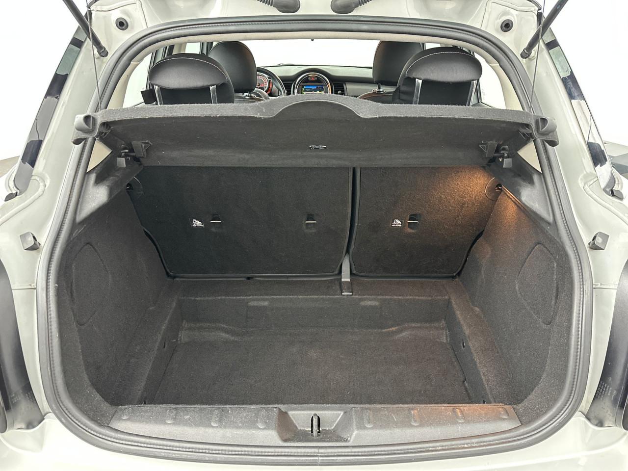 Mini Cooper 5 deurs in zeer nette staat in de kleur white-silver metalic