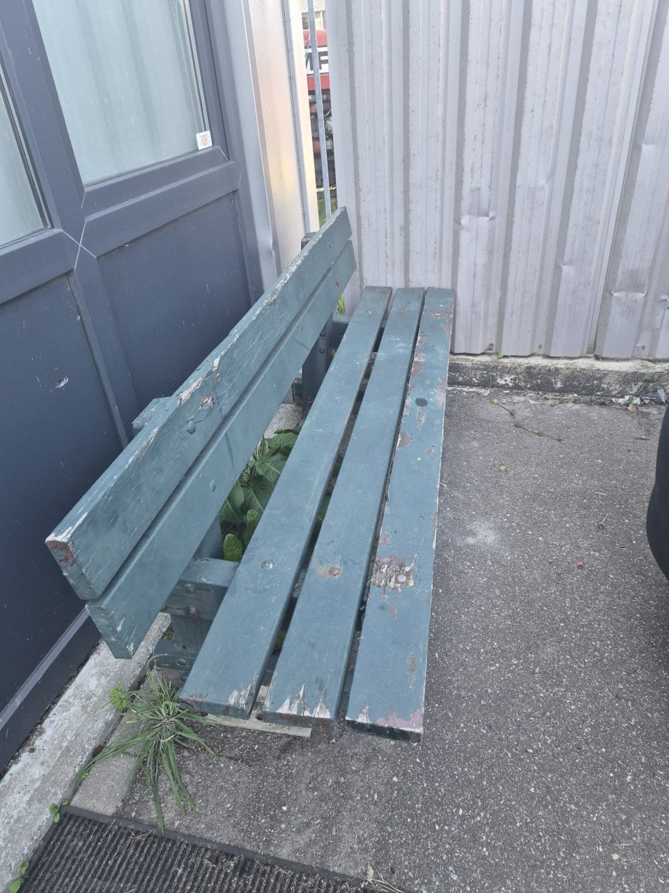 Gratis! Groen bankje voor buiten ( gebruikt )