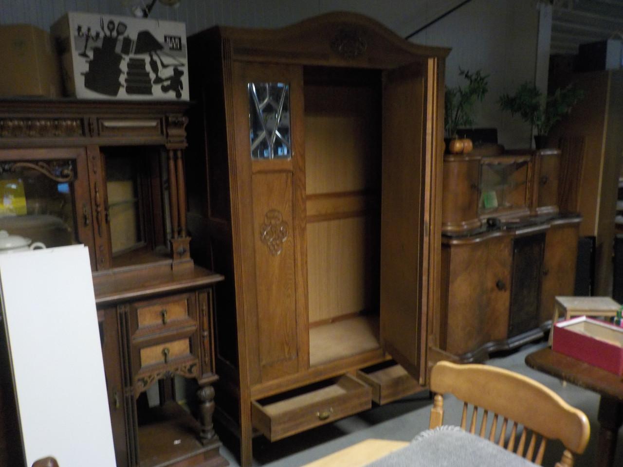 Antieke hang kleerkast in zeer goede staat met spiegel op deur en 2 laden
