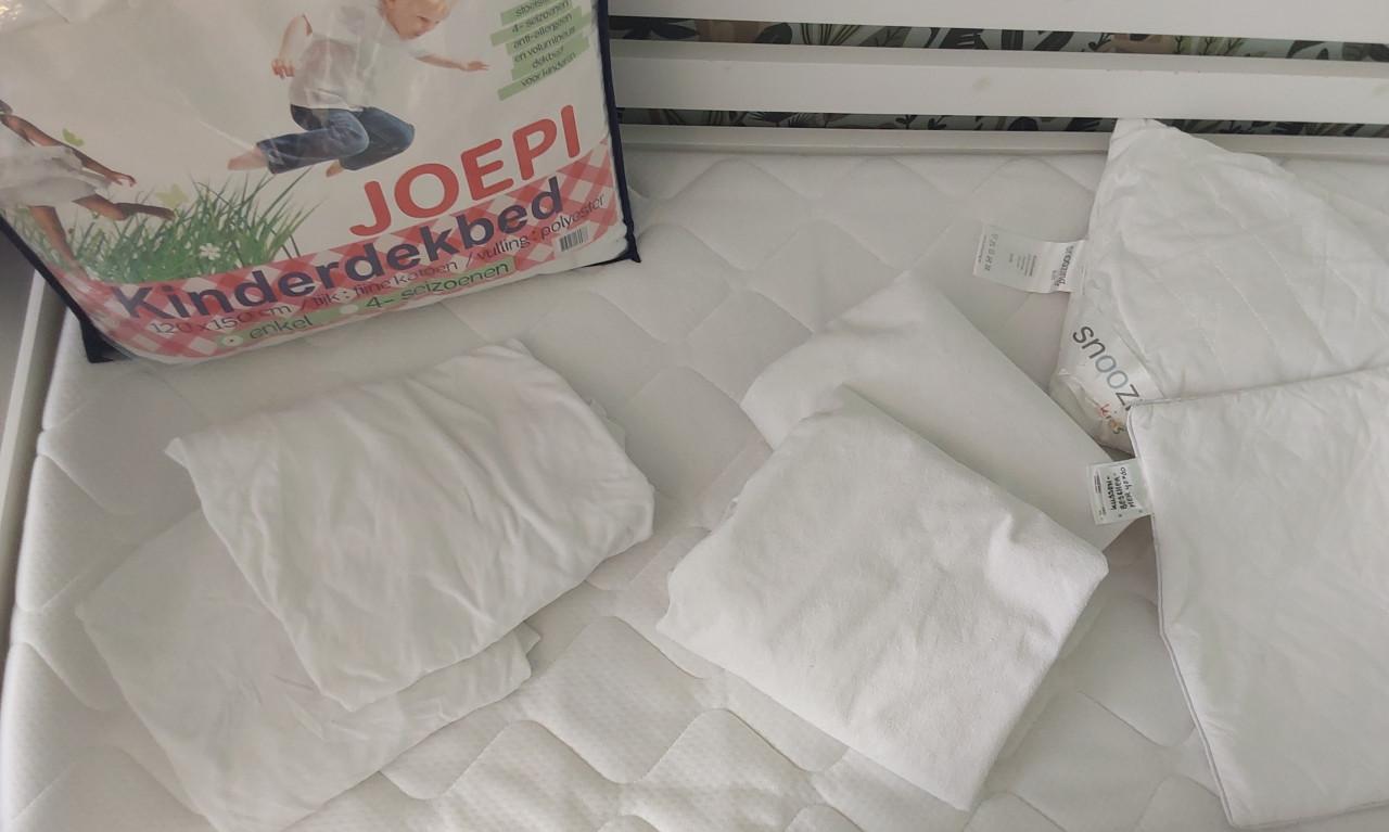 Compleet peuterbed met lade, matras, kussen, dekbed, hoeslakens,beschermers