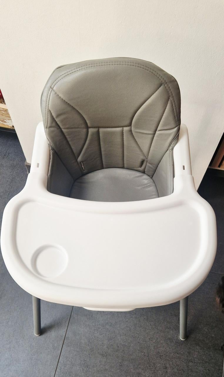 Witte kinderstoel met tafelblad, stoelverkleiner en gordel