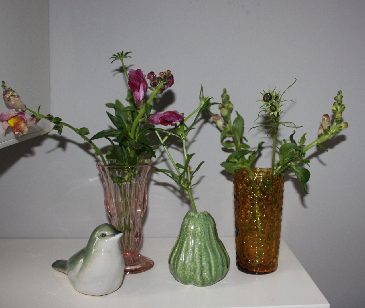 Verschillende design en vintage vaasjes en kandelaars
