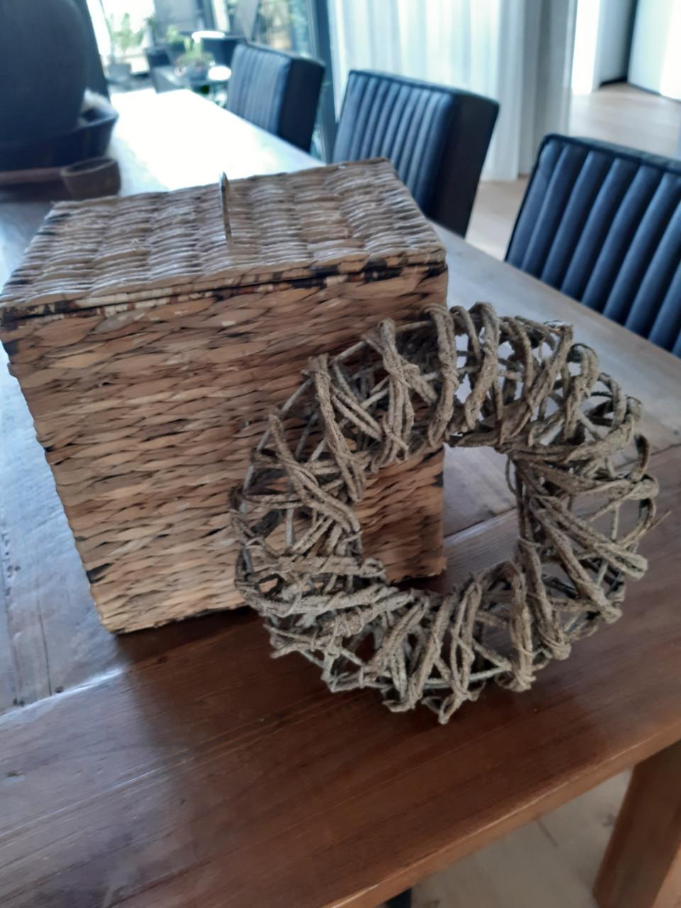 Mandje met rieten kransje geen koeriersdiensten