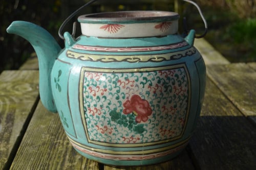 Chinese theepot, metaal met de een of andere sierlaag?