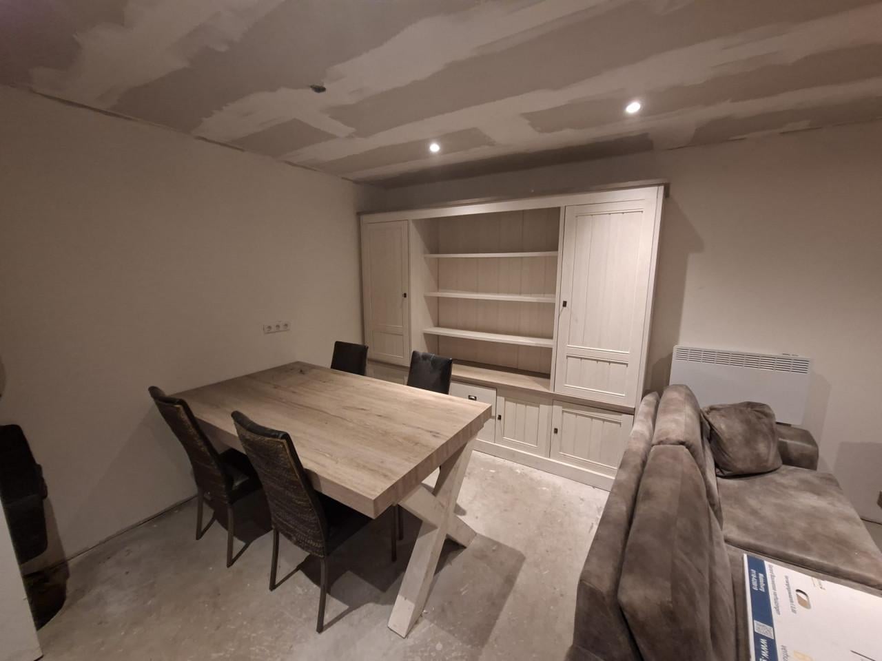 Complete woonkamerset; banken, tafel, stoelen, kasten