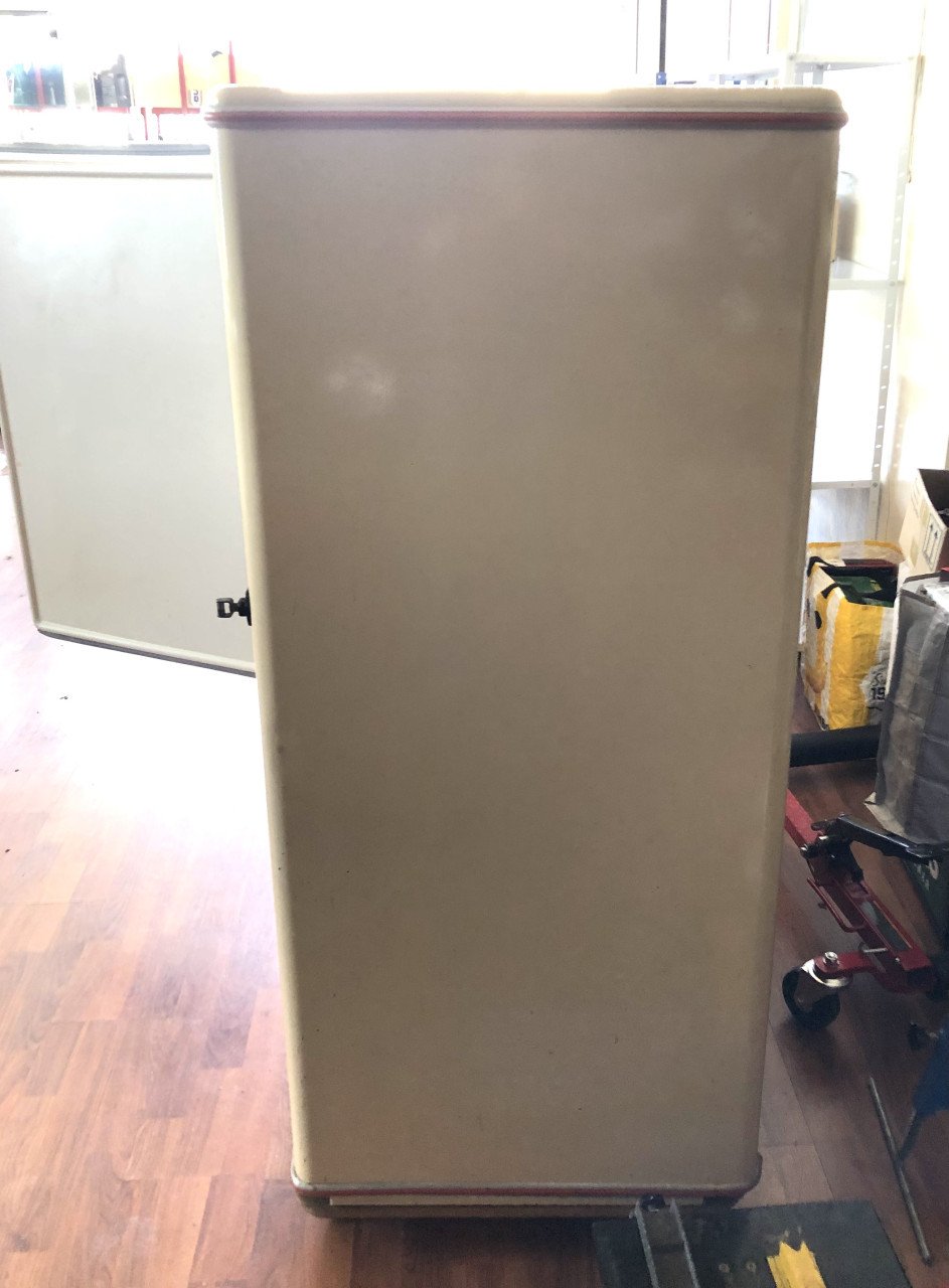 Oude vintage Amerikaanse stijl koelkast met houten legplanken