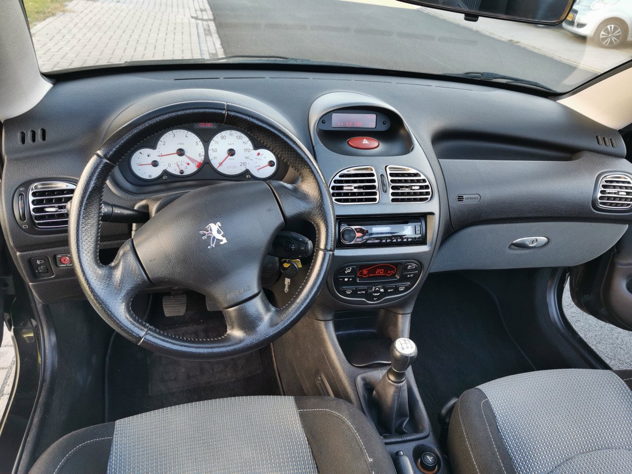 PEUGEOT 206 CABRIOLET UIT 2004