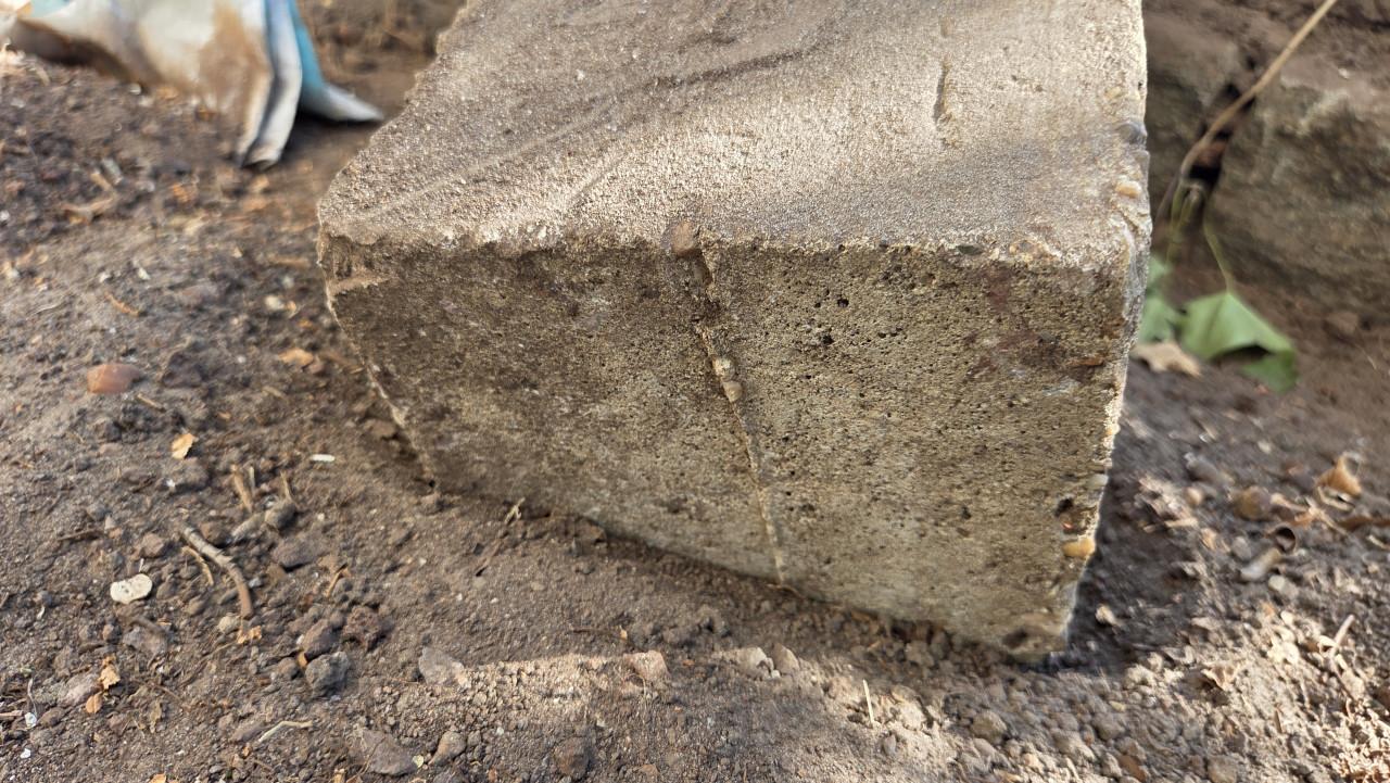 Betonnen paal - 126 cm lang, 17x17 cm