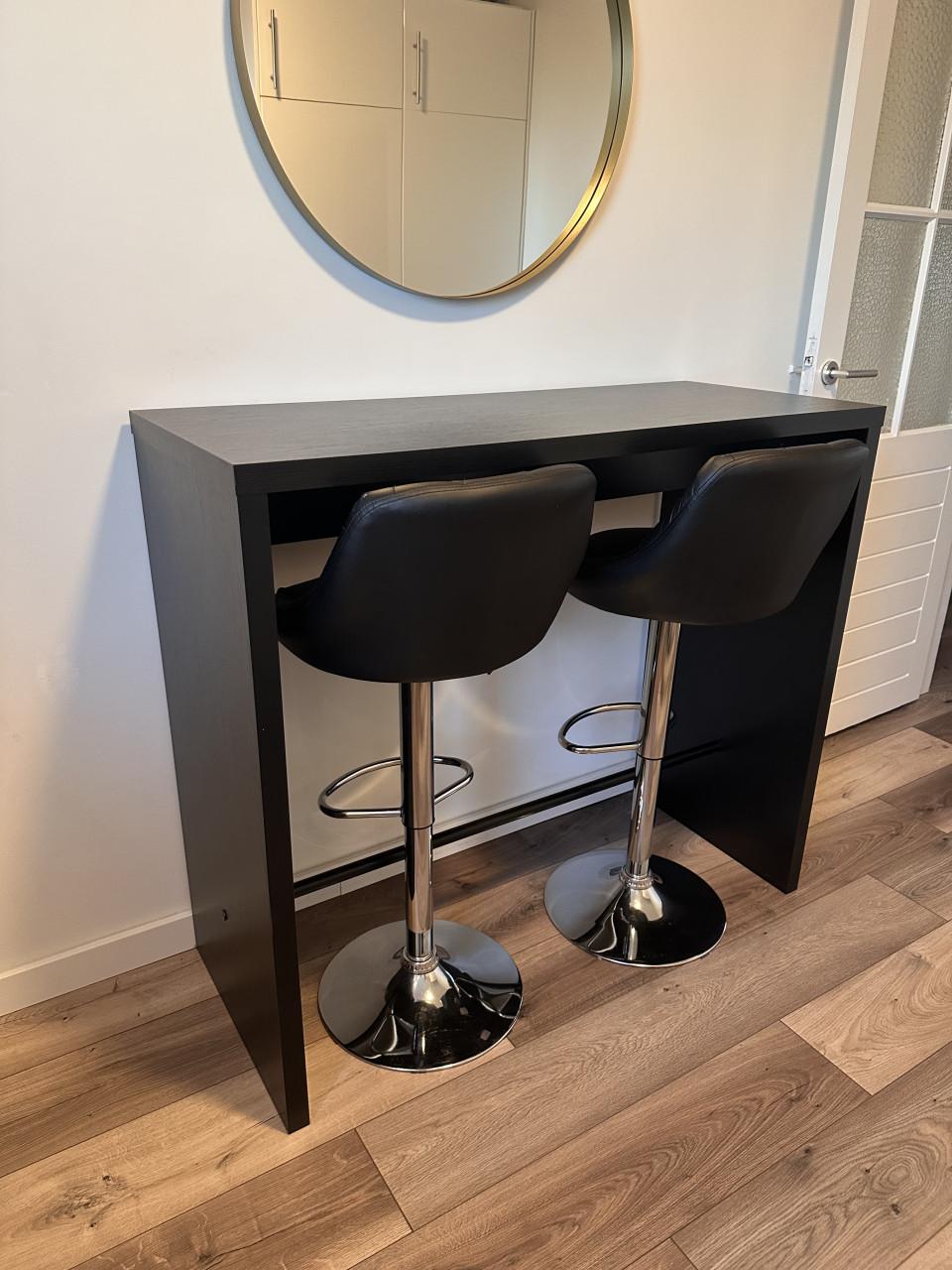 Bartafel met 2 leren stoelen