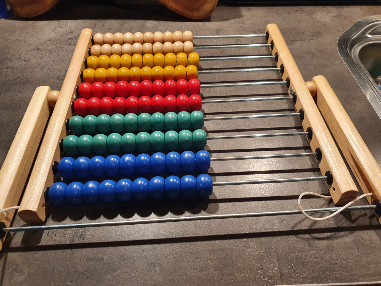 Leuke zgan grote houten telraam met 100 kralen, verschillende kleuren....