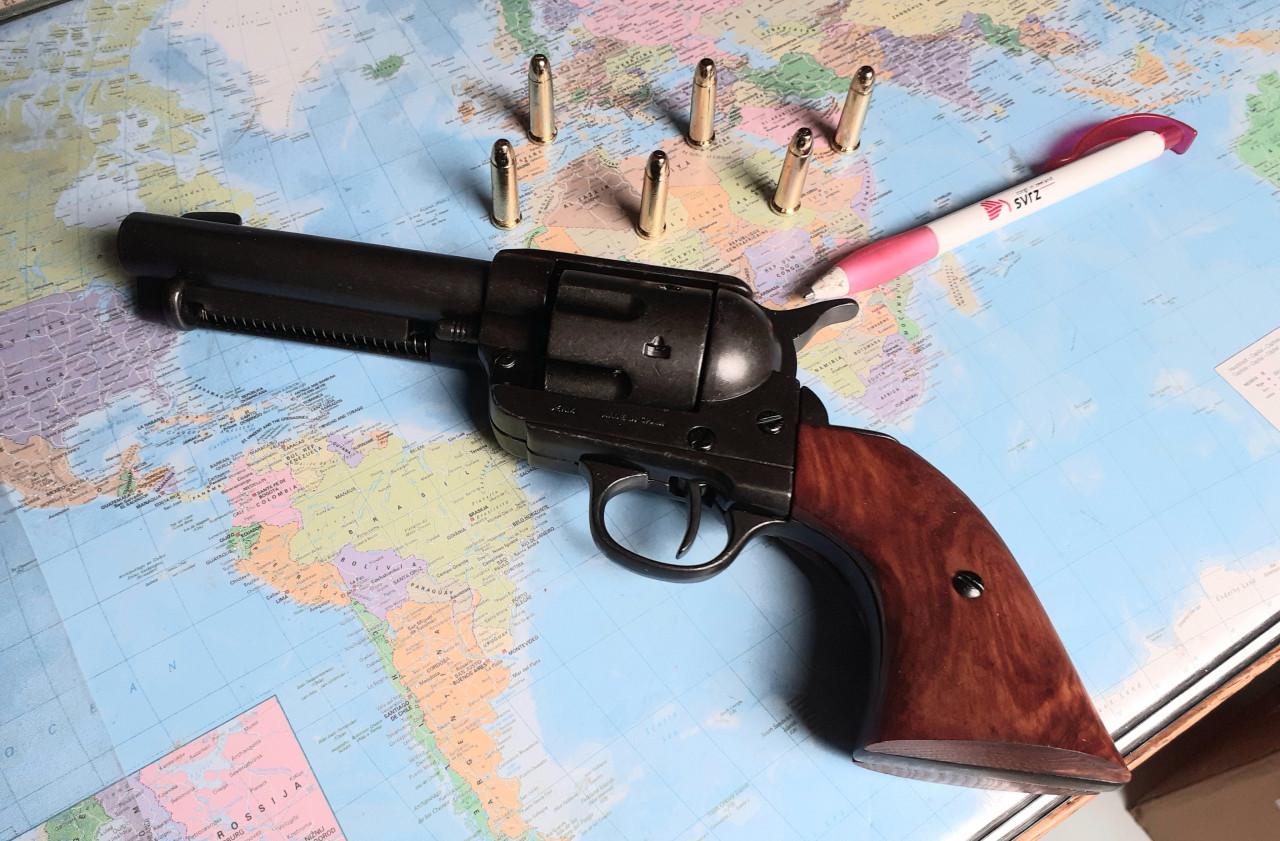 Pistool - een replica  van de .45 kaliber revolver,