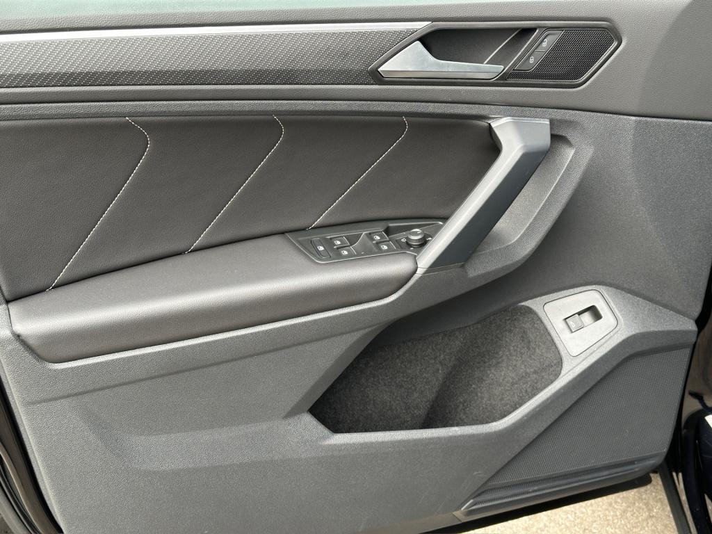 Volkswagen Tiguan 1.5 tsi 150pk dsg r-line | panoramadak | 20 inch | black 