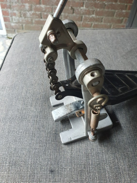 Mooi vintage bassdrumpedaal zware kwaliteit in werkende staat..