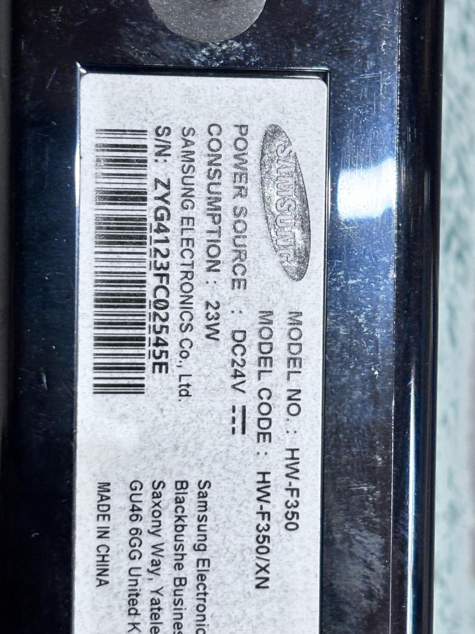 Samsung HW-F350 soundbar met subwoofer.