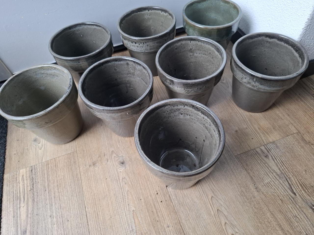 Acht geglazuurde bloempotten