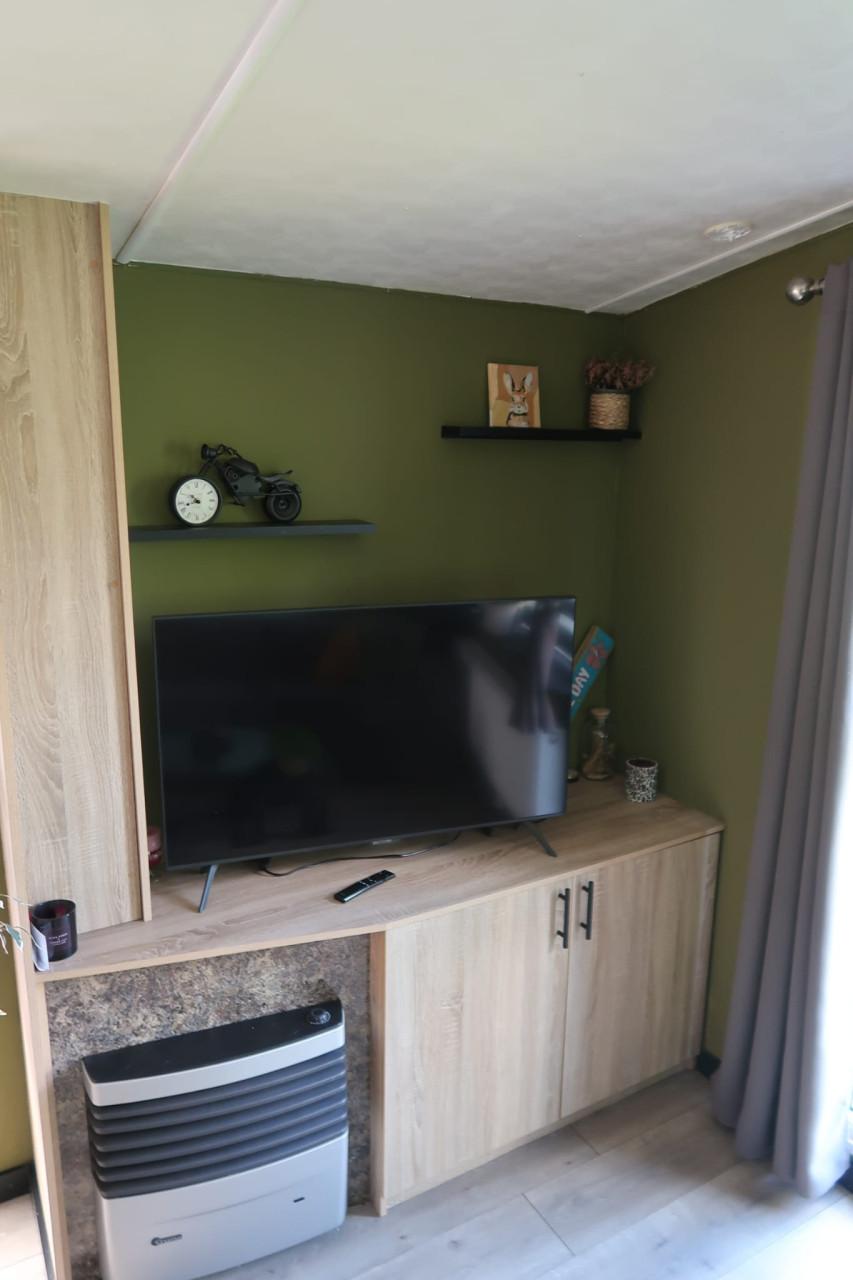 Chalet met serre te koop op ruime kavel Camping klein paradijs in Chaam