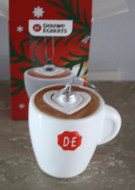 Kerstbal douwe egberts  koffie mok