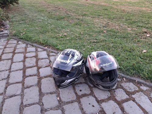 2 stuks scooterhelmen in goede staat maat L