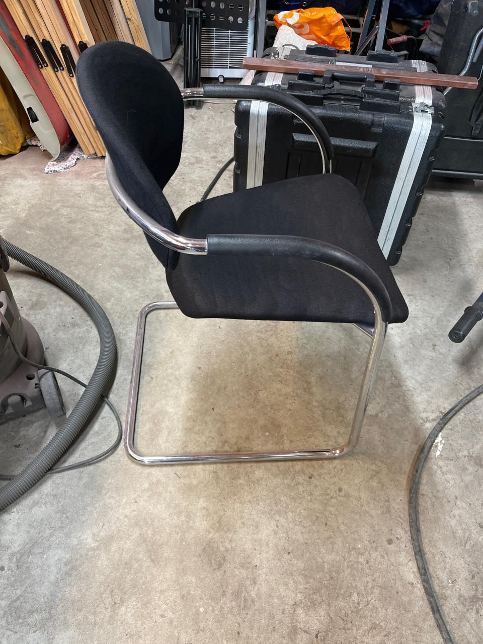 2 mooie zwarte stoeltjes. zijn keurig. alleen een beetje stoffig.