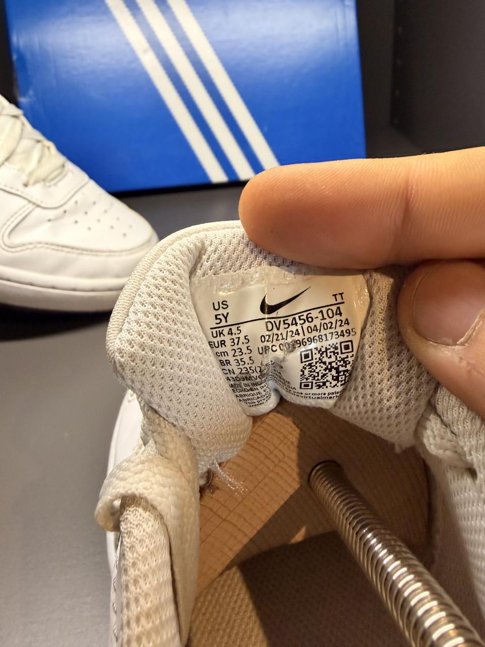 Nike low sneakers maat 37.5
