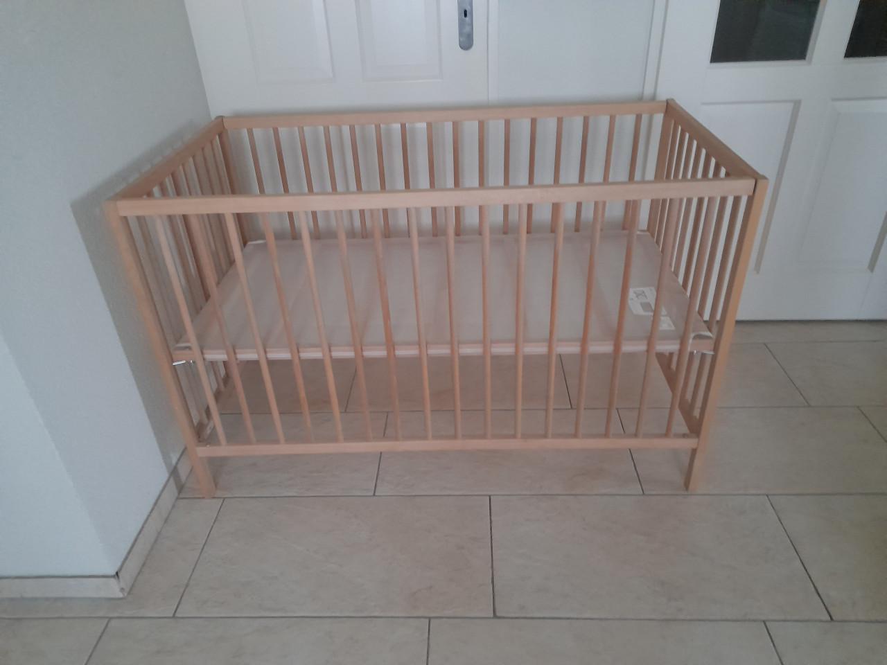 Ledikantje in hoogte verstelbaar 60 x 120 (z.g.a.n.)