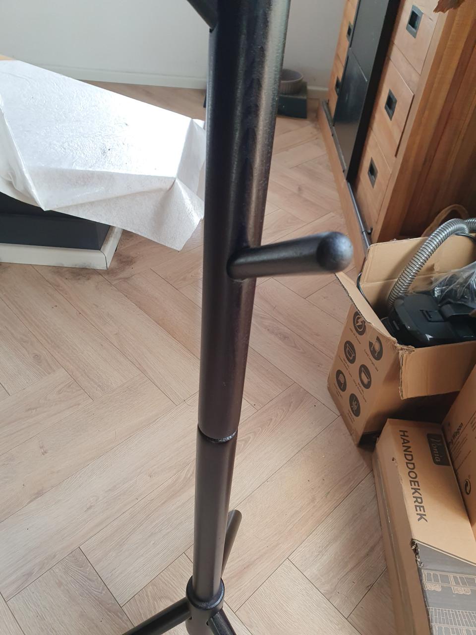 Kapstok staand zwart met 8 haken| 175 cm | zo goed als nieuw