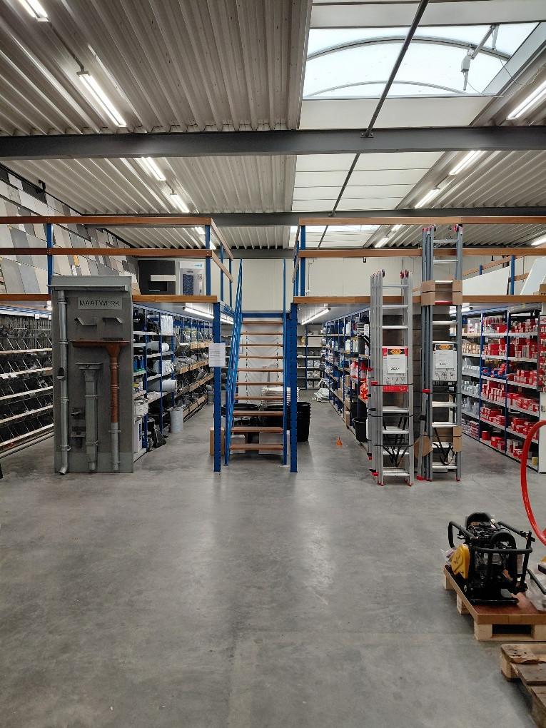 Magazijnstelling entresol 9x11 m1 te koop met vloer compleet