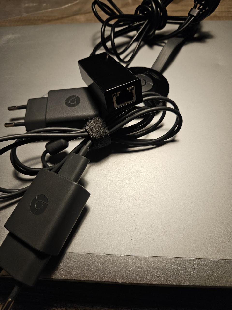 Zgan Google chromecast plus Ethernet adapter zeer nette staat