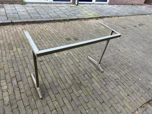 Gratis af te halen: metalen tafelonderstel schooltafel