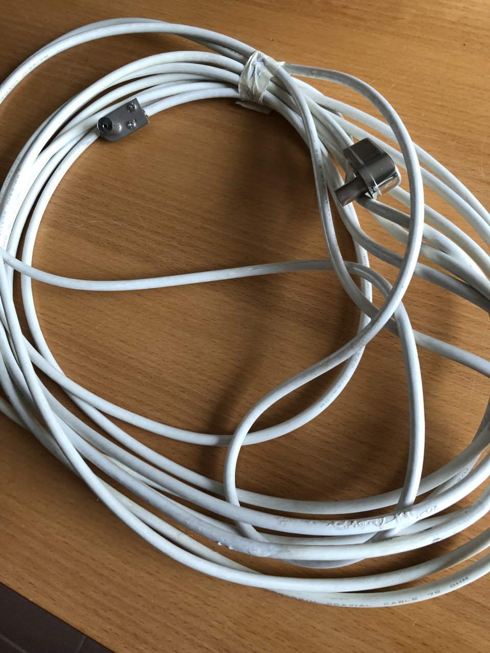 Te koop doos vol T.V. kabel.(z.g.a.n.).