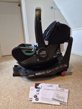 Babyautostoel + base en gratis spiegel Britax Romer flex base Isense