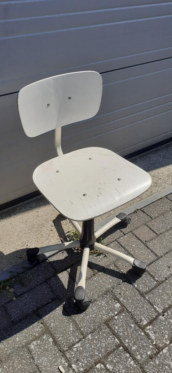 Stoel & 2x kappers-side -table -( tafel ) & diverse krukjes