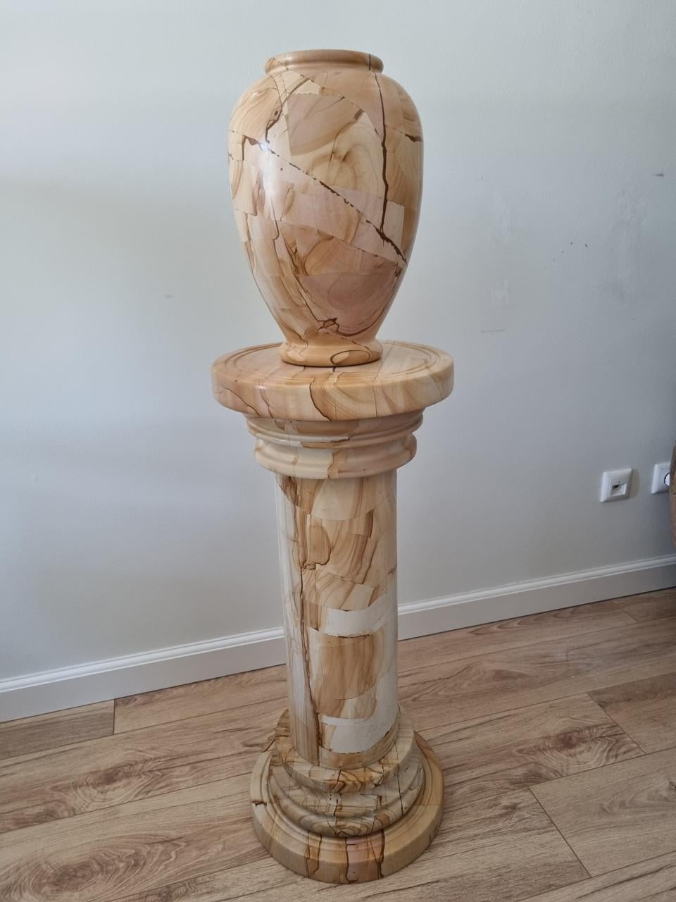 Marmeren sokkelkolom met vaas, sokkel bestaat uit 5 delen, gewicht 70,5 Kg