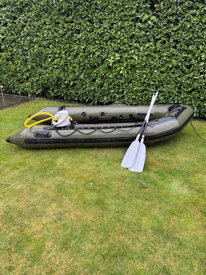 Rubber boot met buitenboordmotor
