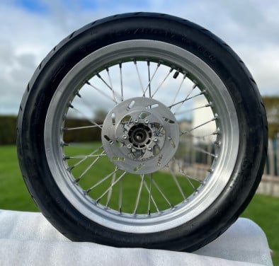 Derbi Sena 50cc achterwiel 17 inch met band 130/80-17 M/C 65H