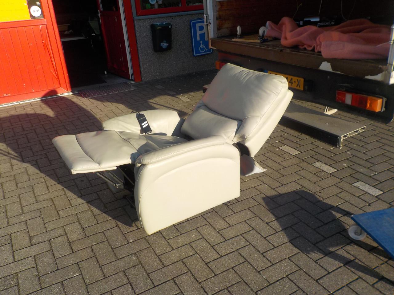 Leren elektrische sta-op relax fauteuil in zeer goede  staat