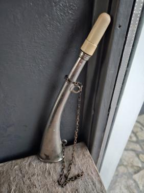 Mooi antiek jachthoorn met een ivoren mondstuk en ketting