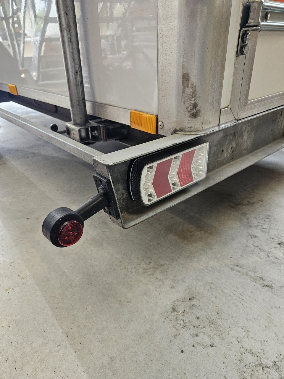 Trailer van 2018, opbouw 4 meter, zo goed als nieuw.