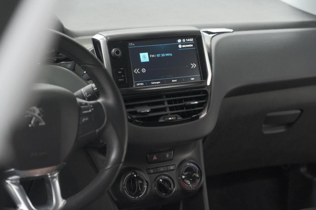 Peugeot 208 puretech 82 signature | allseason banden | navigatie | parkeers