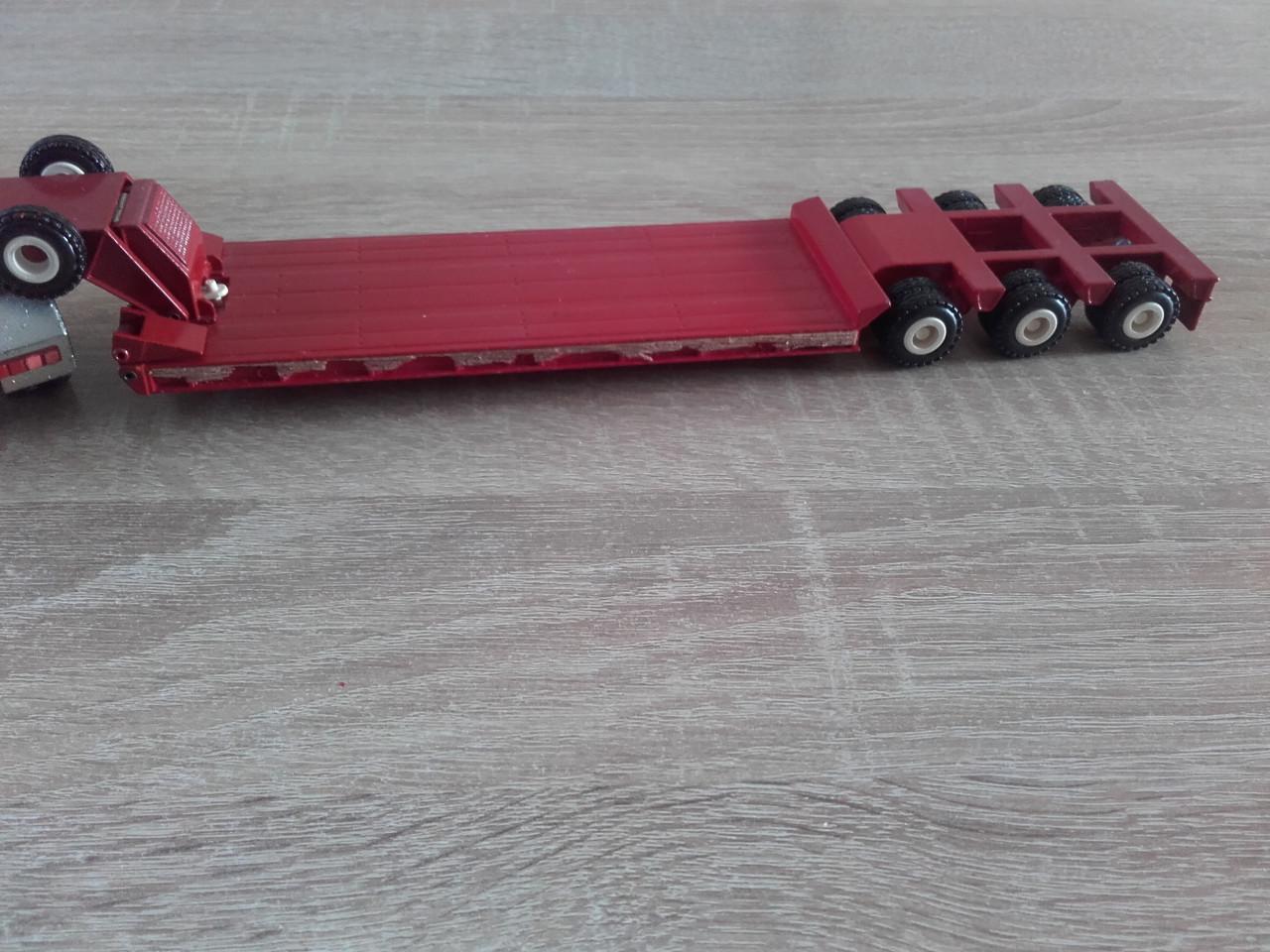 Volvo met dieplader van Conrad.